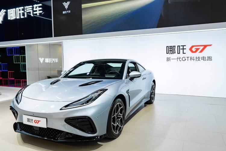 佛山155哪吒汽车在智能汽车领域的表现，领途汽车在新能源汽车市场中的影响力